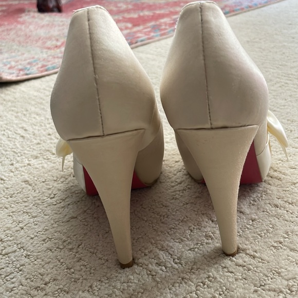 NWOT PARIS HILTON absolutely GORGEOUS ivory satin high heels! 6M - Picture 3 of 9